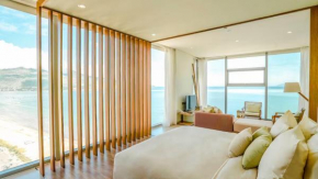 In front of MyKhe beach Panorama 17fl Suite